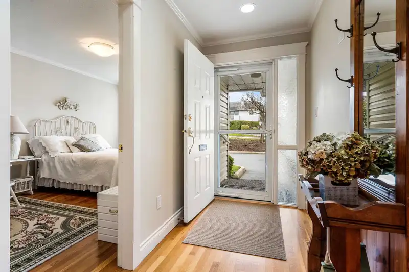 14 3054 TRAFALGAR STREET - photo 3 of 40