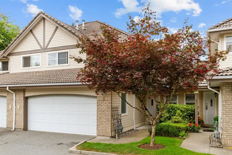 2 758 RIVERSIDE DRIVE - photo 1 of 25
