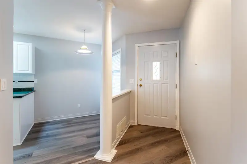 2 758 RIVERSIDE DRIVE - photo 2 of 25