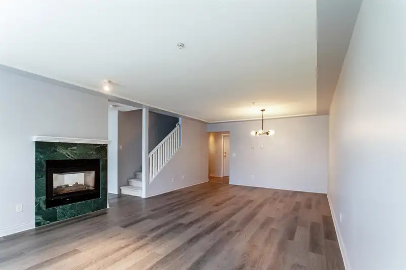 2 758 RIVERSIDE DRIVE - photo 3 of 25