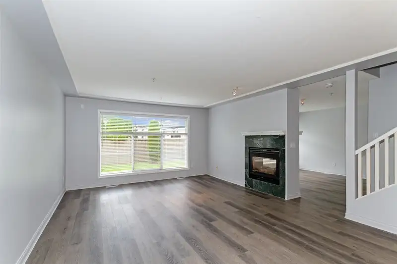 2 758 RIVERSIDE DRIVE - photo 4 of 25