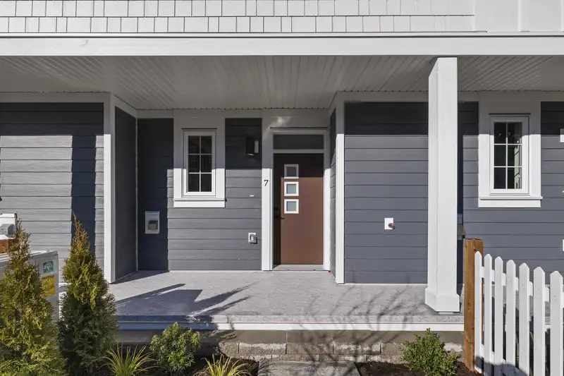 4 2808 ST. GEORGE STREET - photo 3 of 40