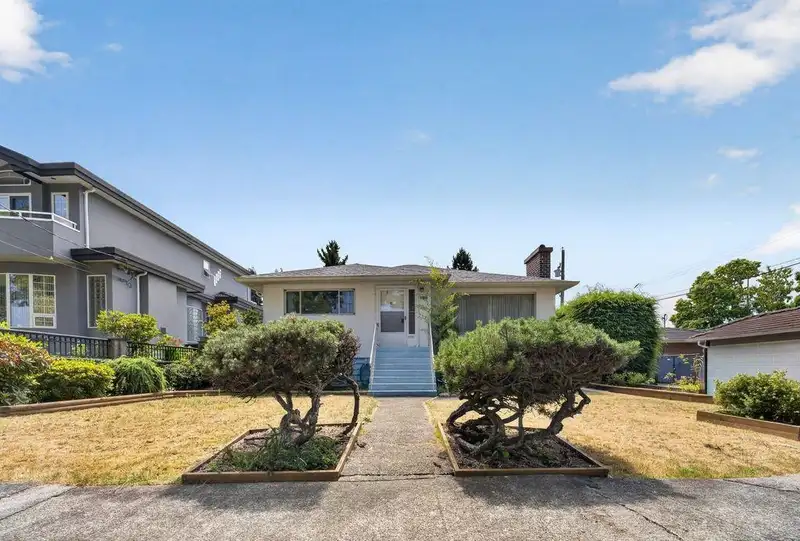 3126 WAVERLEY AVENUE - photo 3 of 31