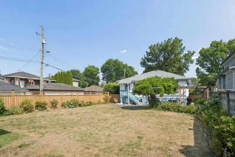 3126 WAVERLEY AVENUE - photo 4 of 31