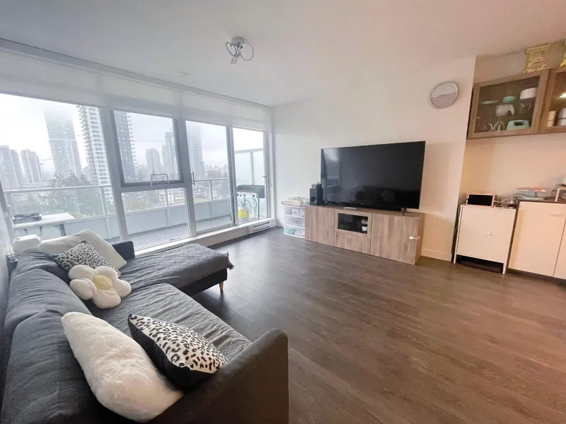 1304 525 FOSTER AVENUE - photo 2 of 6