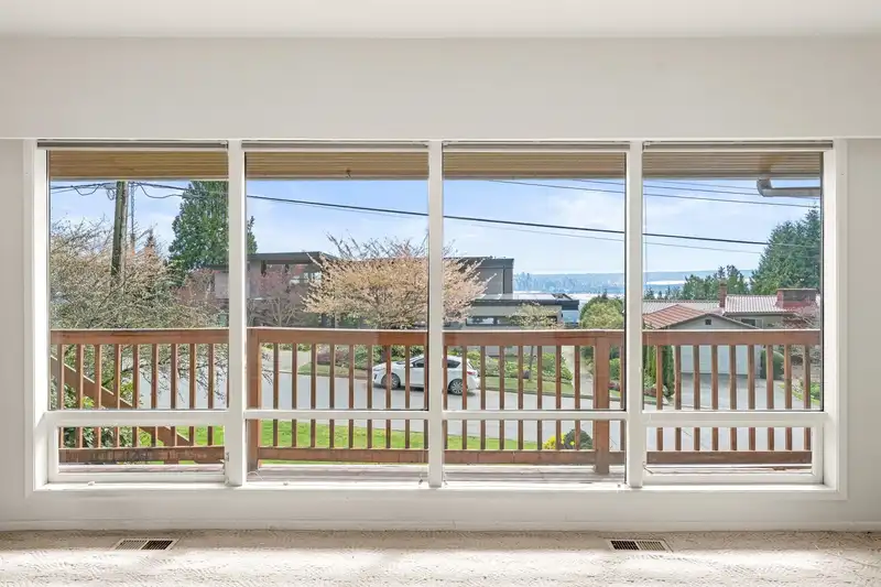 234 RONDOVAL CRESCENT - photo 4 of 35