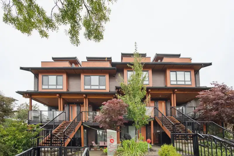 4402 NANAIMO STREET - photo 2 of 29