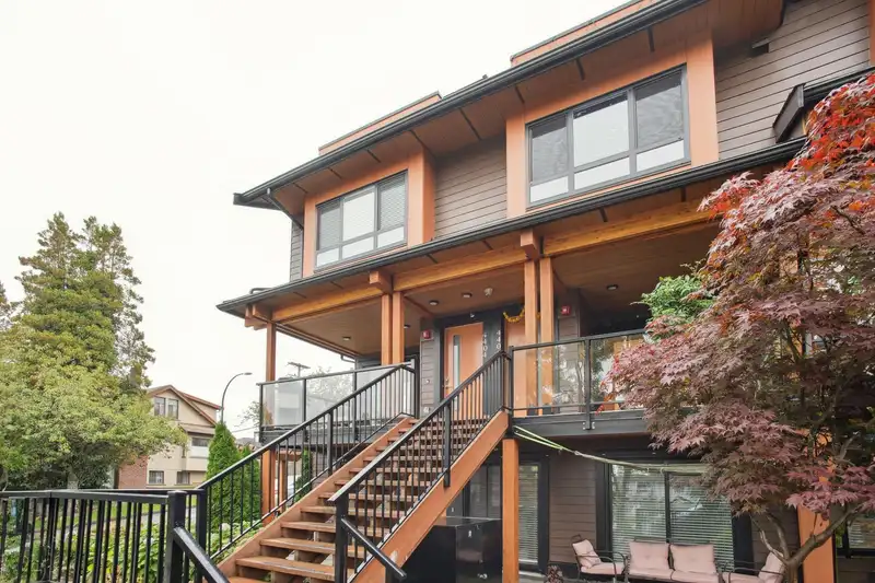 4402 NANAIMO STREET - photo 3 of 29