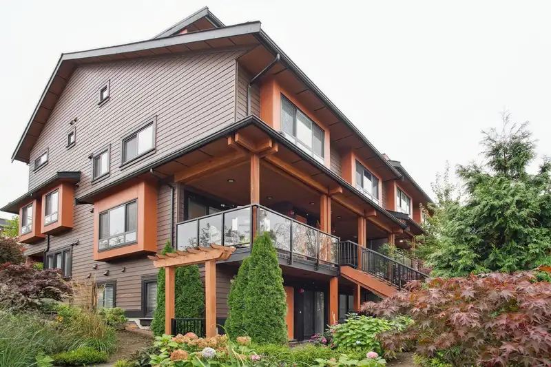 4402 NANAIMO STREET - photo 4 of 29