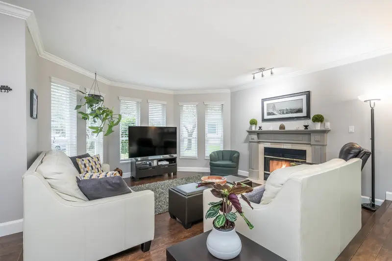 14086 17 AVENUE - photo 3 of 25