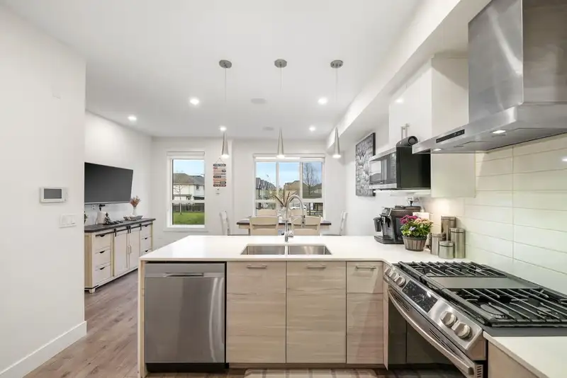 9 7177 194A STREET - photo 2 of 29
