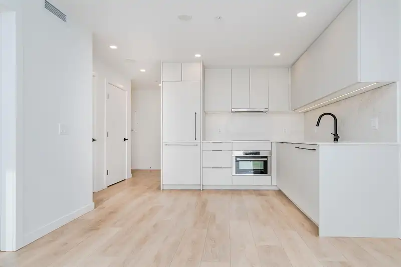 1207 13685 102 AVENUE - photo 2 of 39