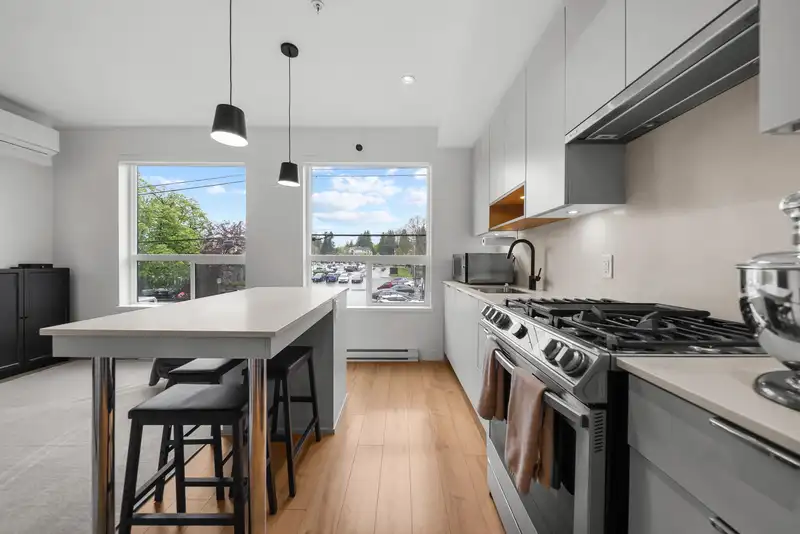 220 2493 MONTROSE AVENUE - photo 2 of 24
