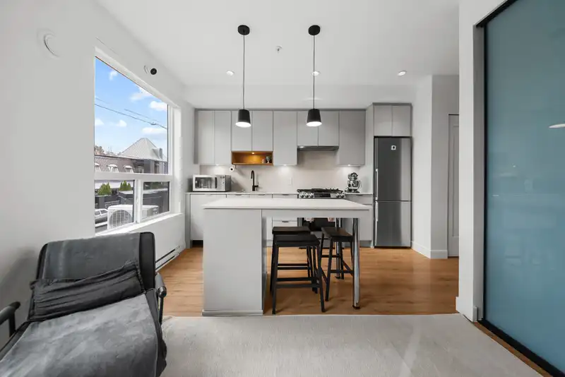 220 2493 MONTROSE AVENUE - photo 4 of 24