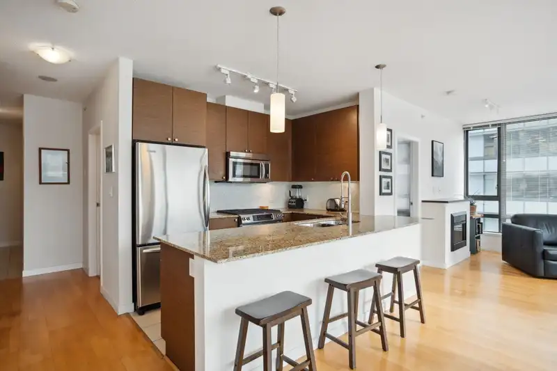 402 400 CAPILANO ROAD - photo 4 of 31