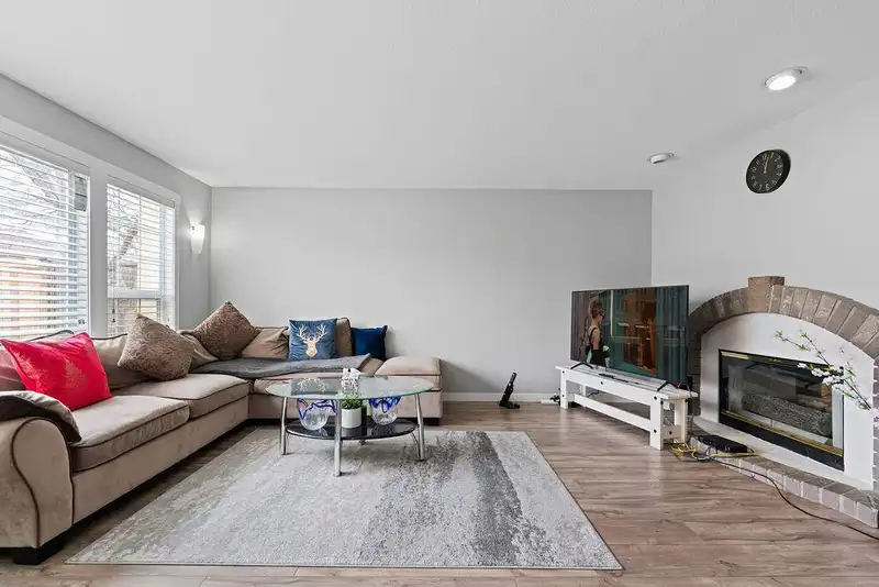 10351 SWINTON CRESCENT - photo 3 of 40
