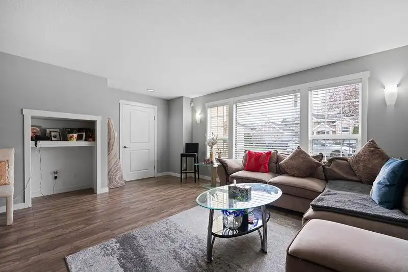 10351 SWINTON CRESCENT - photo 4 of 40