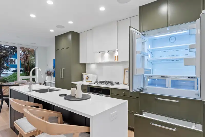 553 W 26TH AVENUE - photo 2 of 36