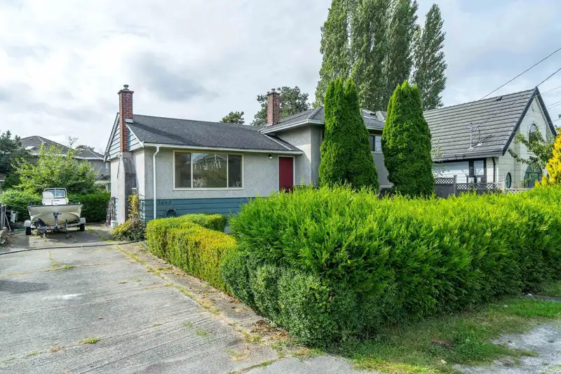 3660 ROYALMORE AVENUE - photo 1 of 39
