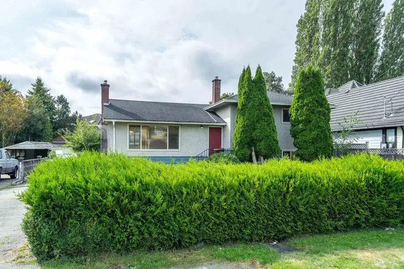 3660 ROYALMORE AVENUE - photo 2 of 39