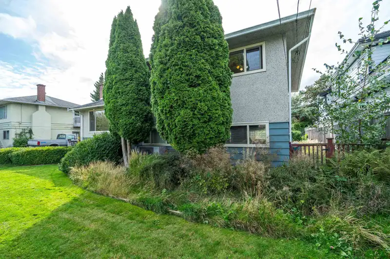3660 ROYALMORE AVENUE - photo 3 of 39