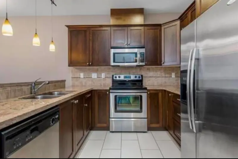 603 14333 104 AVENUE - photo 3 of 20