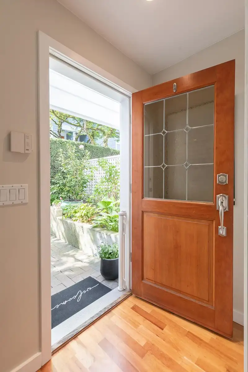 106 675 W 7TH AVENUE - photo 2 of 26