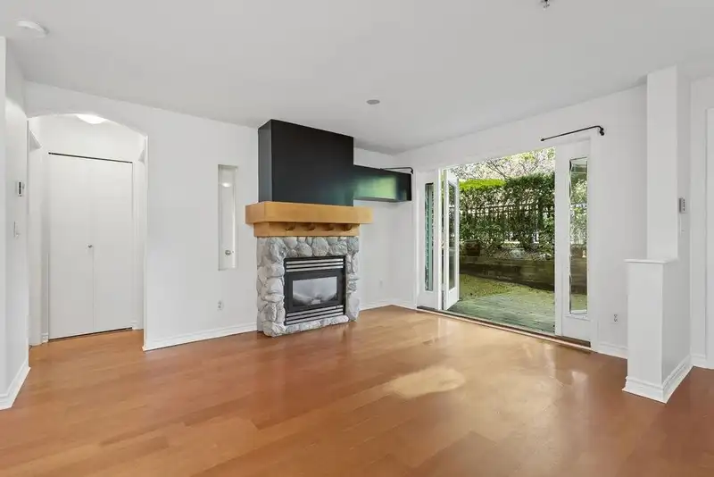 993 LYNN VALLEY ROAD - photo 4 of 33