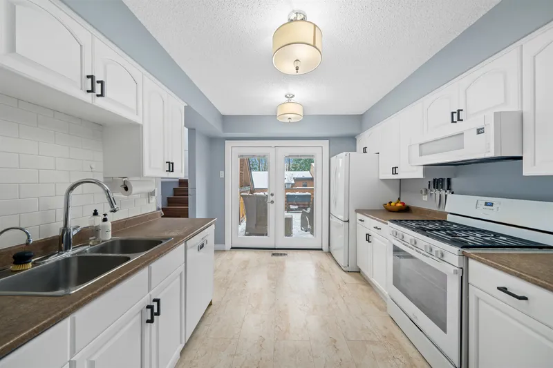 407 CAMBRIDGE WAY - photo 4 of 25