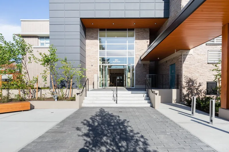 208 691 NORTH ROAD - photo 4 of 25