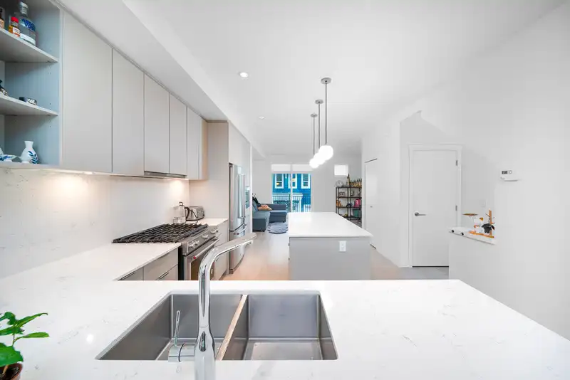76 16561 17A AVENUE - photo 4 of 37