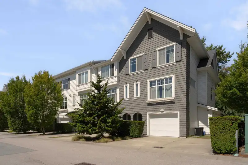 44 18681 68 AVENUE - photo 2 of 40