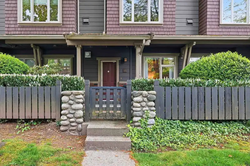 125 600 PARK CRESCENT - photo 1 of 25