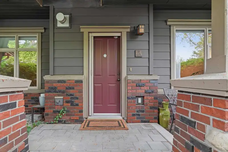 125 600 PARK CRESCENT - photo 2 of 25