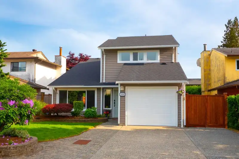 3216 SAVARY AVENUE - photo 2 of 40