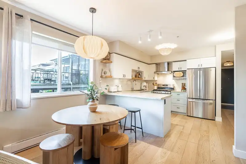 3174 PRINCE EDWARD STREET - photo 1 of 36