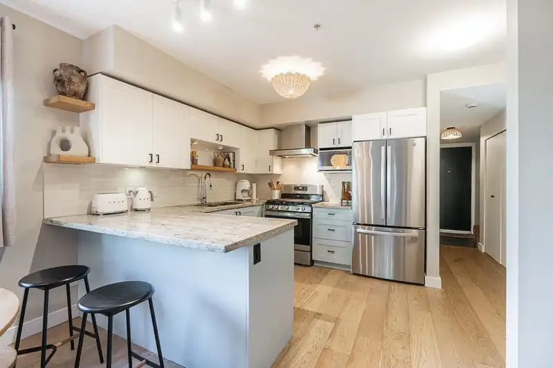 3174 PRINCE EDWARD STREET - photo 2 of 36