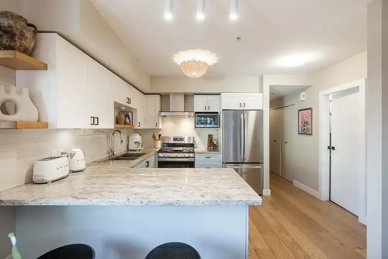 3174 PRINCE EDWARD STREET - photo 4 of 36