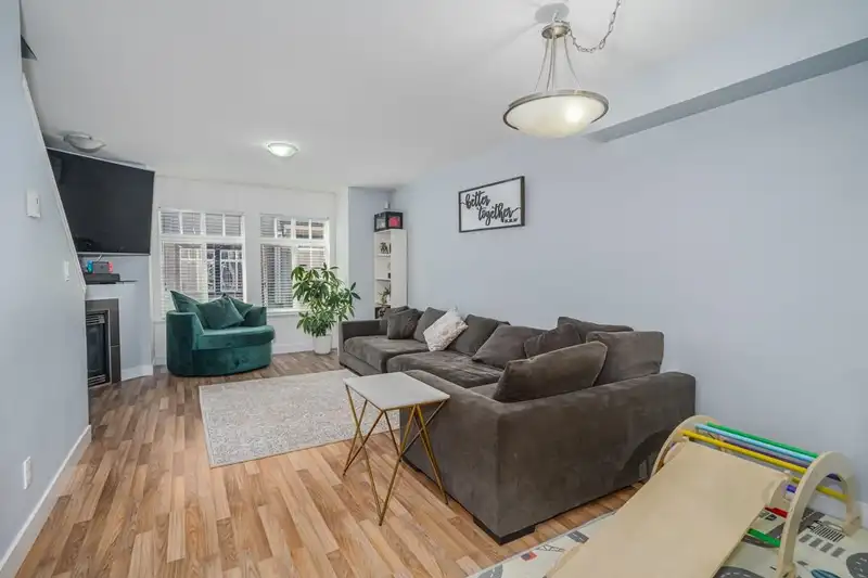 54 19448 68 AVENUE - photo 3 of 28