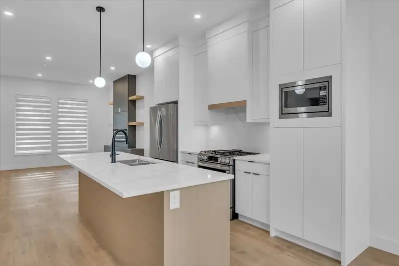 20489 74B AVENUE - photo 4 of 40