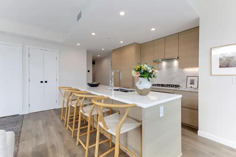 804 305 MORRISSEY ROAD - photo 1 of 40
