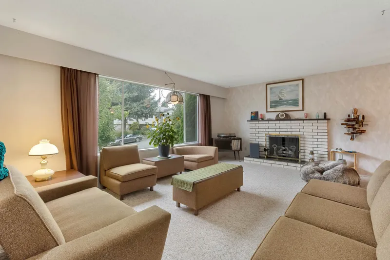 11138 84B AVENUE - photo 4 of 25