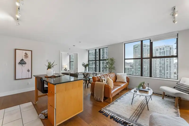 1807 989 BEATTY STREET - photo 1 of 17