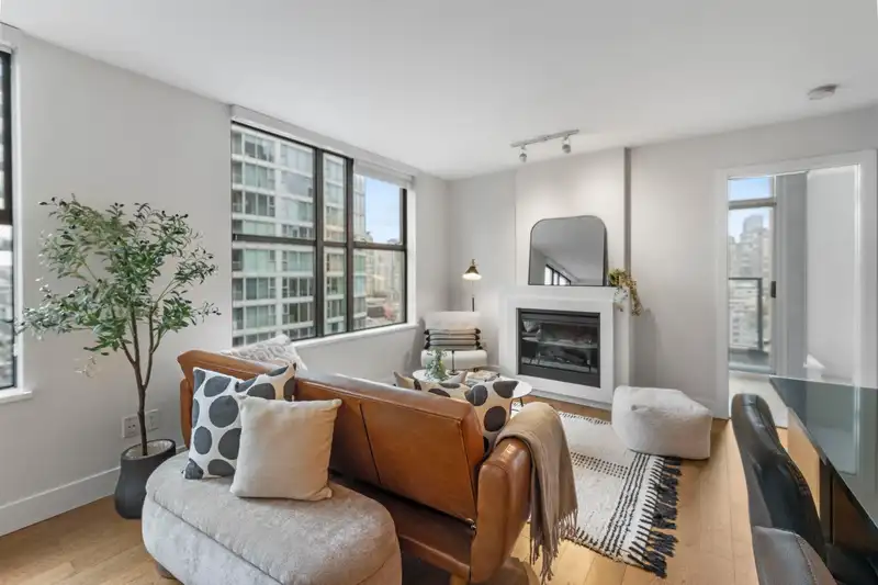 1807 989 BEATTY STREET - photo 2 of 17
