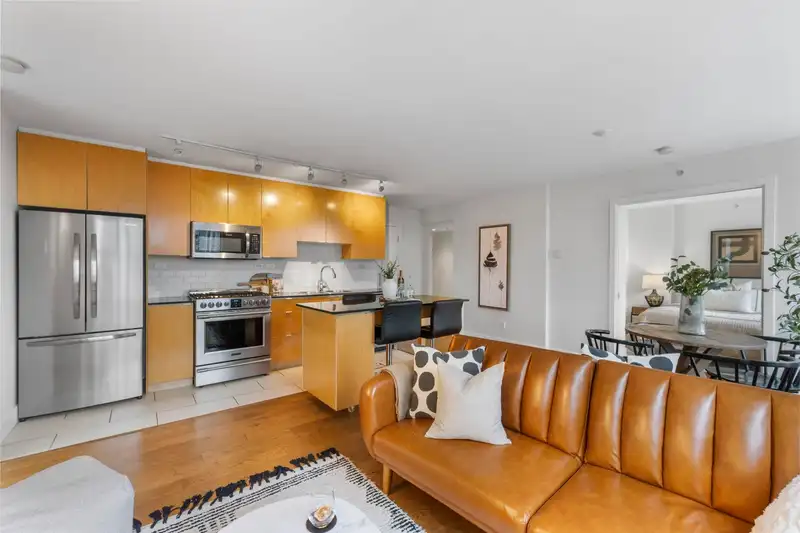 1807 989 BEATTY STREET - photo 3 of 17