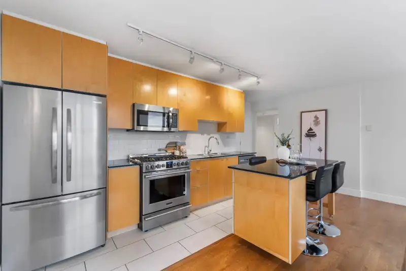 1807 989 BEATTY STREET - photo 4 of 17