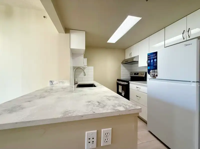401 828 AGNES STREET - photo 4 of 20