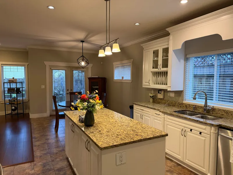 647 IVY AVENUE - photo 3 of 24