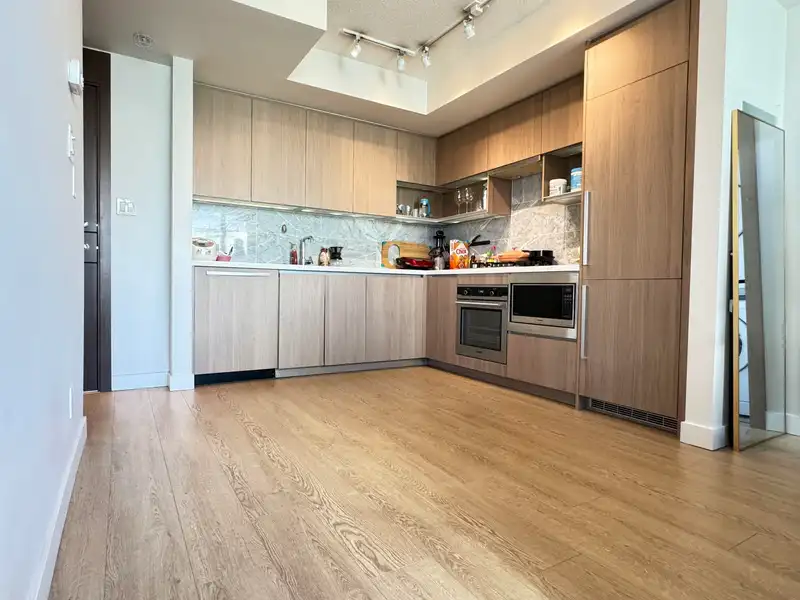 1755 38 SMITHE STREET - photo 2 of 20