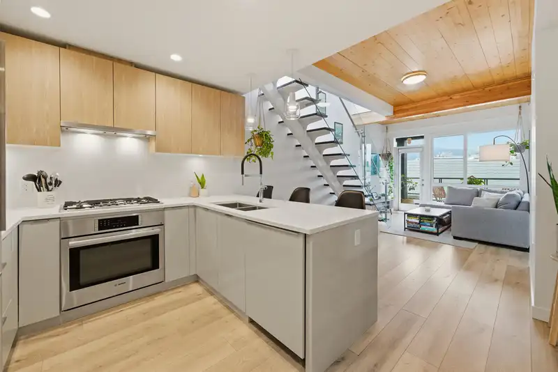 607 128 E 8TH STREET - photo 1 of 39